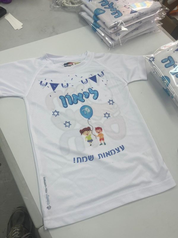 ⁦חולצות פוליאסטר או דרייפיט בצבע לבן ובעיצוב אישי⁩ – תמונה ⁦3⁩